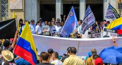 El candidato presidencial Abelardo de la Espriella durante el mitin en la Plaza Botero. FOTO Camilo Suárez