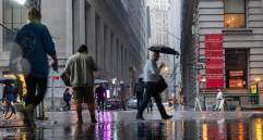 La lluvia libera iones negativos, purifica el aire y activa zonas del cerebro asociadas con la memoria y las emociones. FOTO AFP