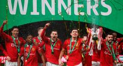 Los jugadores del Manchester United celebran el título que lograron este domingo tras vencer a Newcastle. FOTO EFE 