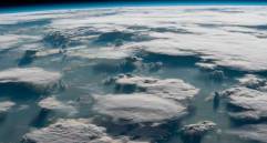 Las nubes tienen un doble efecto sobre la temperatura global: ayudan a enfriar el planeta al reflejar la luz solar y a calentarlo al actuar como aislamiento de la radiación de la Tierra. Foto: Earth Science y Remote Sensing Unit.