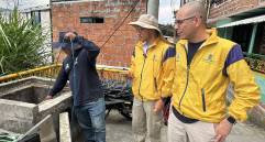 Funcionarios del DAGRD revisan uno de los instrumentos en una de las comunas de Medellín. FOTO: Cortesía