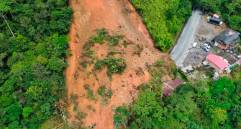 Aspecto del gran deslizamiento de tierra ocurrido en la Autopista Medellín - Bogotá, a la altura del municipio de San Luis. En el lugar hace presencia un equipo con dos retroexcavadoras y ocho volquetas. FOTO Cortesía