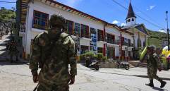 Imagen de referencia de un grupo de soldados patrullando un pueblo de Antioquia. Foto: Manuel Saldarriaga Quintero