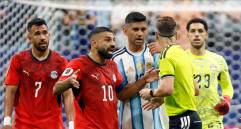 El delantero Mohamed Salah le reclama al árbitro francés François Letexier por algunas acciones en el compromiso que Egipto perdió 3-2 contra Argentina. FOTO TOMADA X@FIFA