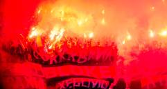 No se tiene registro de otro partido en la historia del fútbol colombiano en el que se haya detonado pólvora al interior del estadio durante todo el partido. FOTOS: Camilo Suárez