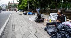 Algunos habitantes de calle usan la avenida para drogarse, otros para separar reciclaje con el cual se rebuscan unos pesos, mientras que unos más han decidido volverla su hogar permanente. Al fondo, el Museo de Antioquia. Foto: Julio César Herrera Echeverri.