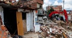 El control territorial es una de las tareas en las que Medellín no da abasto. Este semana, las autoridades tuvieron que demoler varias casas construidas en zona de riesgo en la quebrada Altavista. FOTO Julio César Herrera