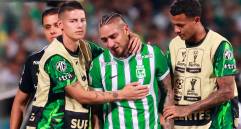 Momento en el que Chicho Arango fue sustituido tras sufrir una lesión. Se fue entre lágrimas y sus compañeros lo consolaron. FOTO MANUEL SALDARRIAGA