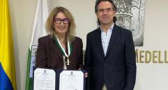 Luz María Sierra recibió la Orden al Mérito Cívico y Empresarial Gonzalo Mejía, categoría oro, por su trayectoria y aporte al periodismo. FOTO: EL COLOMBIANO. 