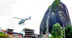 La operación de helicópteros turísticos en Guatapé empezó formalmente desde el 2019, cuando la Aerocivil entregó licencias. Por pedido de los habitantes solo volaban de 1:00 p.m. a 5:00 p.m. FOTO Manuel Saldarriaga