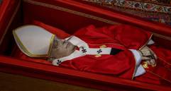 La tanatopraxia es diferente al embalsamiento y permite conservar el cuerpo de papa Francisco durante un período después de su muerte. Foto: Getty Images