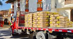 Los primeros despachos de materiales para la reconstrucción han llegado a los municipios de Abejorral, Andes, Betania, Ciudad Bolívar, Jardín, Salgar, Tarso, Hispania, Caramanta, Pueblorrico, Ebéjico, Valparaíso, Anzá, Sonsón, Armenia, Heliconia, Urrao, Betulia, Santa Rosa de Osos y San Luis. FOTO: Cortesía Gobernación de Antioquia