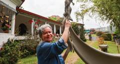 María Elena Quintero custodia gran parte de la obra de su esposo, el maestro Arenas. Cree que la escultura La familia debe ser expuesta. FOTO Manuel Saldarriaga