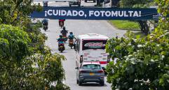 Así son los avisos que la Alcaldía de Medellín instaló en varios corredores viales de la ciudad para alertar a los conductores sobre la ubicación de las fotomultas. FOTO: Manuel Saldarriaga