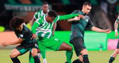 Andrés Sarmiento celebra su tanto, en la victoria parcial de Atlético Nacional en el Atanasio Girardot al Deportivo Cali por la séptima fecha de la Liga BetPlay. FOTO MANUEL SALDARRIAGA