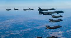 Dos bombarderos estratégicos estadounidenses B-1 realizan maniobras sobre la península coreana escoltados por cazas F-35 surcoreanos y F-16 estadounidenses, una acción que busca responder al lanzamiento de un misil de largo alcance realizado por Corea del Norte en la víspera. FOTO: EFE