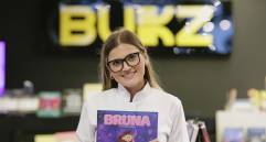 Alejandra Mesa presentó el libro Bruna y su mundo atómico en la librería Bukz de Medellín. FOTO: CORTESÍA