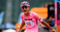 Isaac del Toro celebra su victoria en la etapa 17 del Giro del Italia y se mantiene como líder. FOTO GETTY