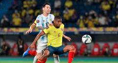 En la imagen aparecen Lionel Messi y Wílmar Barrios en uno de los enfrentamientos entre Colombia y Argentina. FOTO GETTY