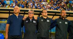 Hernán Darío Gómez y parte de su cuerpo técnico en la selección de El Salvador. FOTO TOMADA X@LaSelecta_SLV
