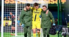 Este es el momento en el que los médicos de Villarreal ayudan al defensa argentino Juan Foyth a salir del campo. FOTO @VillarrealCF