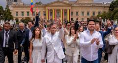 Gustavo Petro salió de la Casa de Nariño acompañado por su hija Antonella y miembros de su equipo. FOTO: Presidencia