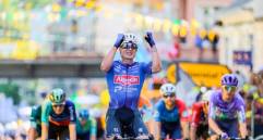 El belga Jasper Philipsen celebra su triunfo en la etapa 17 del Tour de Francia, en una etapa que terminó en un gran sprint final, en un emocionante remate. FOTO TOMADA X@LeTour