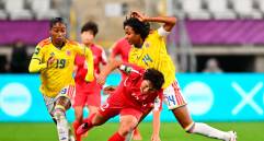 Maria Fernanda Viáfara disputando un balón dividido contra una rival. FOTO: X FCFSeleccionCol