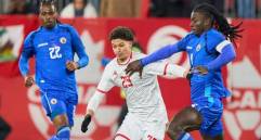 El seleccionador Lamouchi destapó la razón por la que el delantero Louey Ben Farhat no jugará el torneo: una llamada del padre del jugador negándose a que asistiera. Ese es el joven con la camiseta de Túnez FOTO: AFP