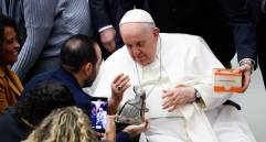 El Papa Francisco enfrenta duras críticas internas por parte de los sectores más conservadores de la Iglesia católica. La tensión que hay en el Vaticano llevó al jerarca católico a advertir que no piensa renunciar. FOTO Efe