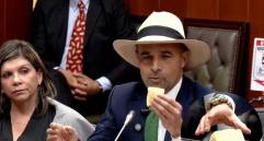 Durante su intervención, el senador Andrés Guerra sacó un queso para simbolizar lo ocurrido en Aguas Vivas. FOTO: Cortesía