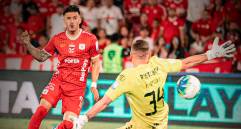 Yeison Guzmán anotándole a Franco Armani en el Américs vs. Nacional. FOTO: X AmericadeCali