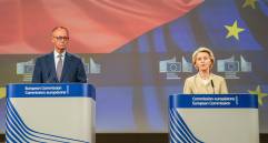 El canciller alemán, Friedrich Merz (i), y la presidenta de la Comisión Europea, Ursula von der Leyen, anunciaron que no asistirán a la cumbre Celac, que tiene como sede Colombia. FOTO: Xinhua