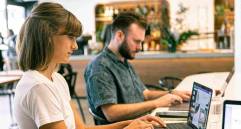 Empresas proyectan ajustes salariales prudentes para 2026, en un entorno de mayores costos laborales y presión por eficiencia. FOTO: Cortesía