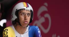 El colombiano Egan Bernal sufrió una caída en la décima etapa del Giro, la contrarreloj individual, a causa de la fuerte lluvia. FOTO X: @giroditalia