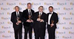Guillermo del Toro (el segundo de derecha a izquierda), Mark Gustafson, Gary Ungar y Alex Bulkley posan con el galardón del Bafta a mejor película animada en el 2023.