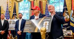 El presidente de Estados Unidos, Donald Trump, y el presidente de la Fifa, Gianni, en la Casa Blanca. FOTO: Tomada de X @WhiteHouse