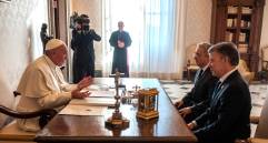 (Arriba) El 16 de diciembre de 2016 quedará para la historia un encuentro inédito. A la sede del Vaticano, en Roma, llegaron el entonces presidente Santos y el expresidente Uribe para dialogar con Francisco. Fotos getty