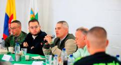 El gobernador Andrés Julián Rendón regresaba del consejo de Seguridad en Yarumal con el secretario de Seguridad de Antioquia, general (r) Luis Eduardo Martínez y otros funcionarios cuando se presentó la alerta del sobrevuelo de varios drones sobre el helicóptero institucional. FOTO: CORTESÍA