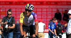 Egan Bernal resolvió su apuro con el pasaporte y podrá viajar a Europa para estar en una de las tres grandes vueltas vistiendo los colores como campeón nacional de Colombia. Foto: Getty Images