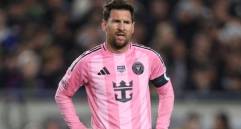 Incluso teniendo el mundo a sus pies, Leo Messi reconoce que le falta una herramienta clave. En una charla íntima, el 10 explica por qué el inglés y la educación son sus nuevos objetivos fuera de la cancha. FOTO: AFP