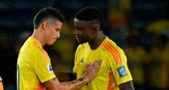 James Rodríguez celebra con Jhon Córdoba, en el triunfo ante Bolivia 3-0, ambos marcaron en el Metropolitano. FOTO GETTY 