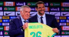 Carlo Ancelotti junto a Samir Xaud (derecha), presidente de la Confederación Brasileña de Fútbol (CBF). FOTO: GETTY