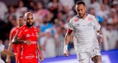 El extremo brasileño, Neymar, no ha tenido la consistencia que se le conoció en otros momentos desde 2023, cuando se fue para el balompié de Arabia Saudita. Foto: tomada del x de @SantosFC