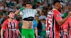 Edwin Cardona luego de errar su segundo penal en la noche. Foto: Manuel Saldarriaga.
