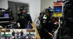 Adelante, las motos recuperadas y el capturado. Atrás uno de los despiezaderos encontrados. FOTO: Cortesía