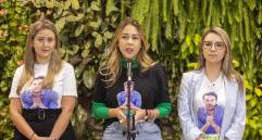 La exsecretaria de Salud de Medellín, Andreé Uribe, por los días en que fue nombrada alcaldesa encargada. A su izquierda, María Camila Villamizar y a su derecha Karen Bibiana Delgado, esta última implicada en el caso de Aguas Vivas. FOTO: Carlos Alberto Velásquez