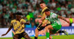 Acción de uno de los últimos partidos entre Nacional y Águilas Doradas. FOTO MANUEL SALDARRIAGA