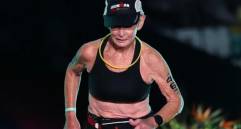 Natalie Grabow llegando a la meta del exigente Campeonato Mundial IronMan en Hawái. FOTO: Getty