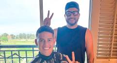 El colombiano James Rodríguez, de 34 años, aceptó que el hombre mexicano le cortara el cabello en un hotel de California. FOTO cortesía